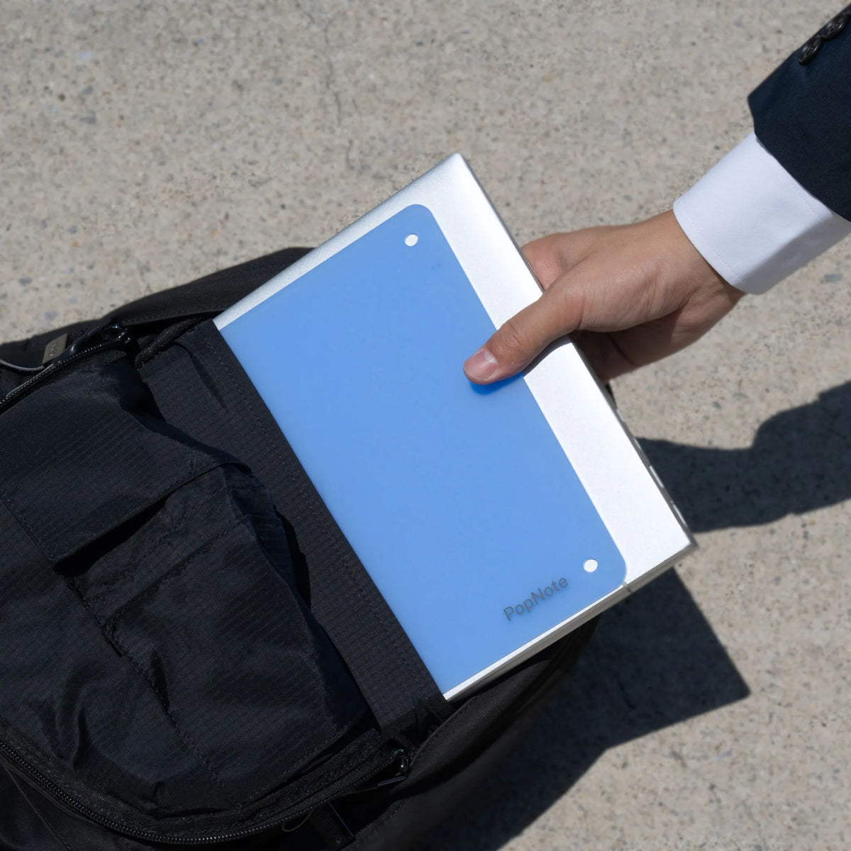 カバンにスッと入る
薄さと軽さ